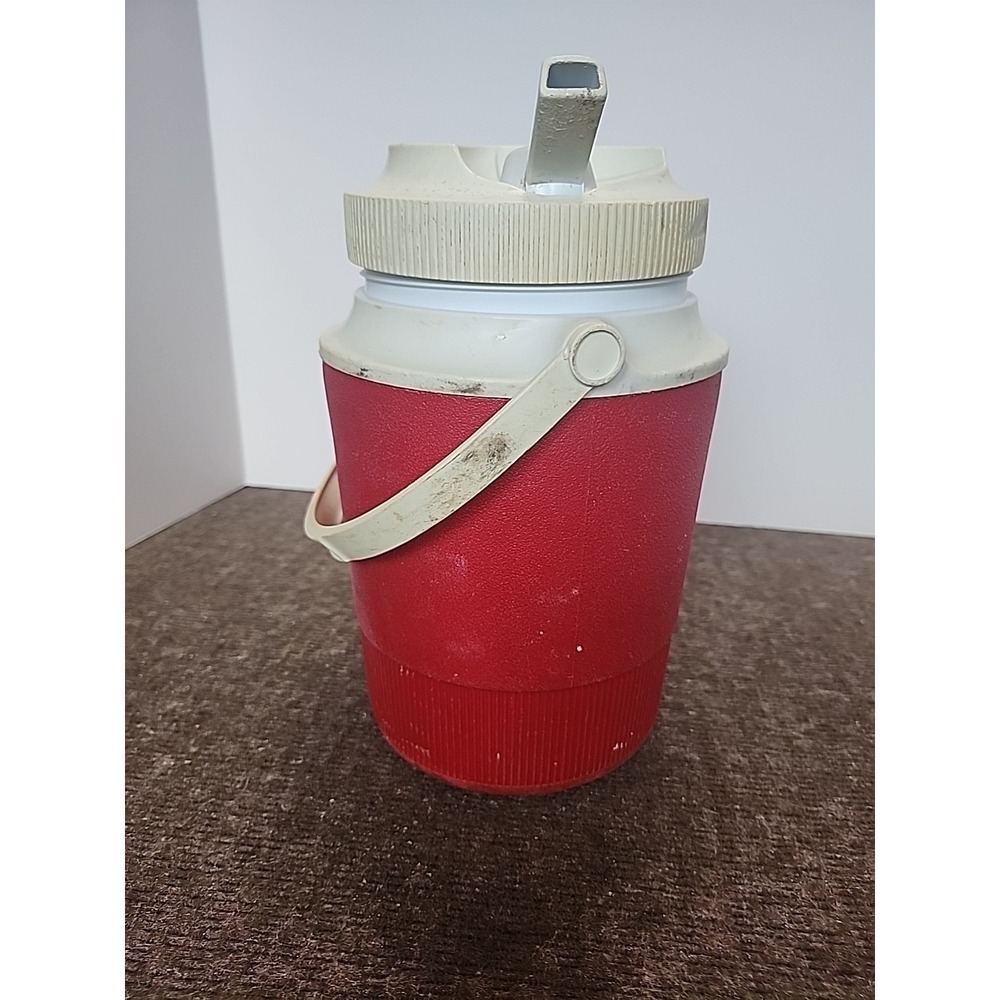 Vintage Rubbermaid Model 1502 Red White 1 Quart Water Jug Spout Handle USA